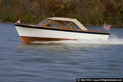 action;motion;motor boat;recreation;boating;Lake Minnetonka;Lyman;Minnesota;MN;Twin Cities lakes;water;wood boats;wooden boats